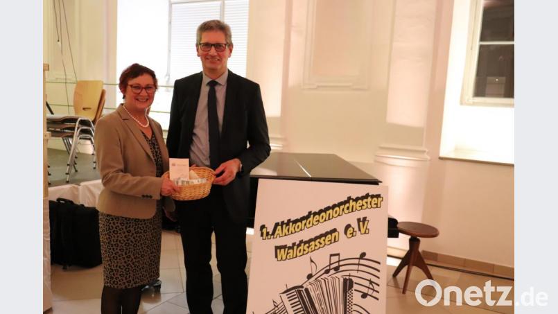 760 Euro übergab Oskar Bindl, Vorsitzender des 1. Akkordeonorchesters Waldsassen, an die Aktion &quot;Lichtblicke&quot;-Schirmherrin Edith Lippert. Bild: kro