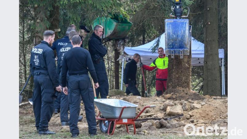 Kriminalbeamte am Montag am Grabungsort bei Waldkirch. Bild: Armin Weigel