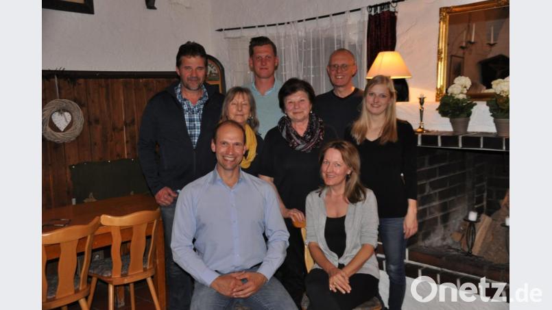 Ely und Martina Eibisch (vorne von links), Christa Christ, Helene Eibisch, Kathrin Pühl (Mitte von links), Thomas Purucker, Mathias Neumann und Reinhard Scharf (hinten von links) bilden den neuen Vorstand der Kulturfreunde Kaibitz. Bild: ak