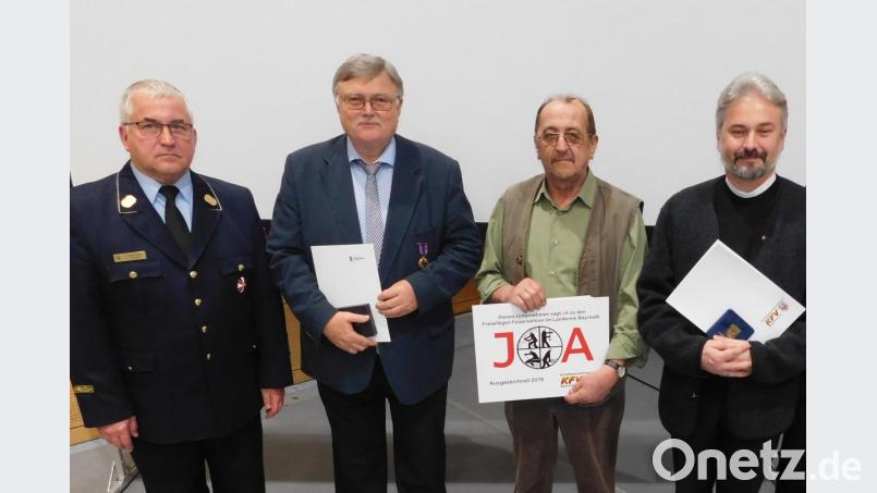 Für besondere Verdienste um das Feuerwehrwesen zeichnet Kreisbrandrat Hermann Schreck (links) Pfarrer Dirk Grafe, Kfz-Meister Paul Scharf und Bürgermeister Manfred Porsch (von rechts) aus. Bild: hai