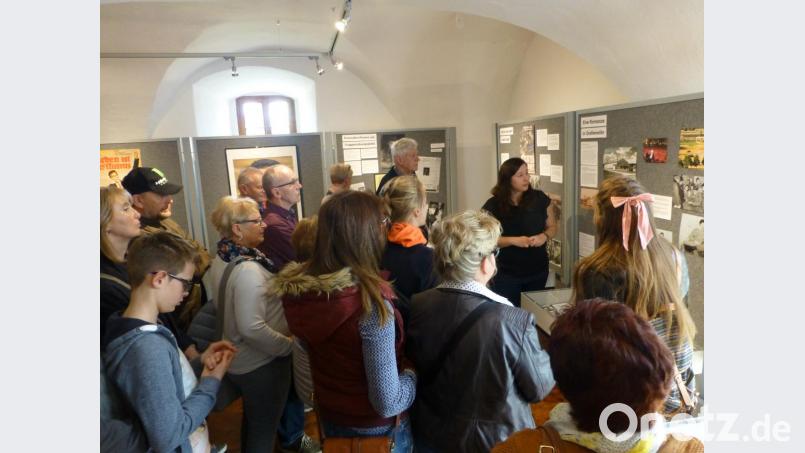 Wenn Birgit Plößner und Wolfgang Houschka durch die Ausstellung führten, herrschte Andrang im Museum. Denn: Elvis Presley ist auch 41 Jahre nach seinem Tod noch ein Megastar, der einen großen Fankreis hat. Bild: exb