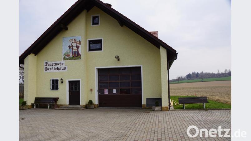 Nach rechts hin wird das Gerätehaus der Oberwappenöster Feuerwehr mit einem Schleppdach erweitert. Die grüne Fläche, auf der die Bank steht, nimmt den Anbau auf. Bild: bkr