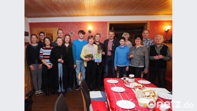 Seit 1996 verbringt die Familie Sommermann aus Flörsheim in Hessen ihren Urlaub bei der Familie Bauer auf dem Birkholmhof. Zum runden Geburtstag von Anne Sommermann überraschte 3. Bürgermeister Alfred Wolf und Gertraud Zeitler von der Tourist-Info die Jubilarin mit einer Urlauberehrung. Bild: awo