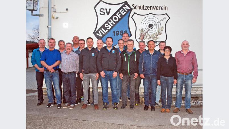 Das Vorstandsteam des SV Vilshofen um Vorsitzenden Timmy Grunewald und dessen Stellvertreter Stefan Eigelsperger (Vordere Reihe, Dritter und Vierter von links). 3. Bürgermeister Gerhard Schnabel (rechts) gratulierte seitens der Gemeinde. Bild: sön