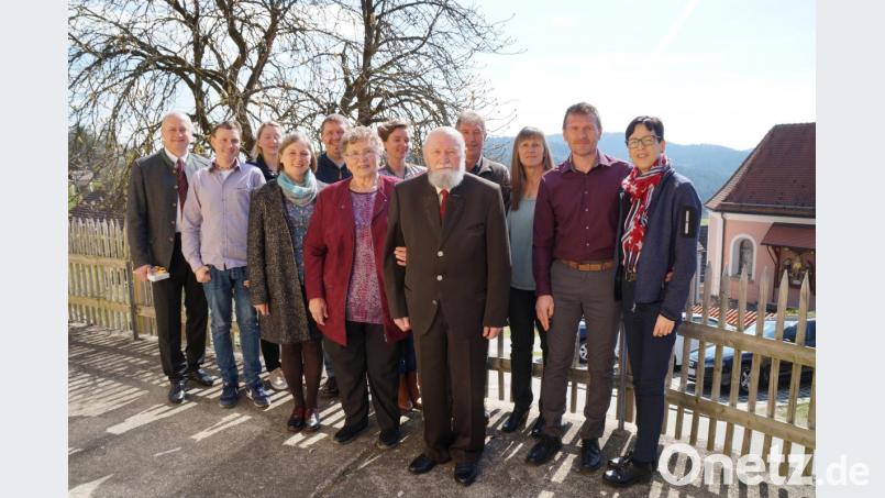 Ehepaar Johann und Barbara Nirschl (Mitte) im Kreise ihrer Familie. Auch Bürgermeister Walter Schauer (links) überbrachte Glückwünsche. Bild: rkp