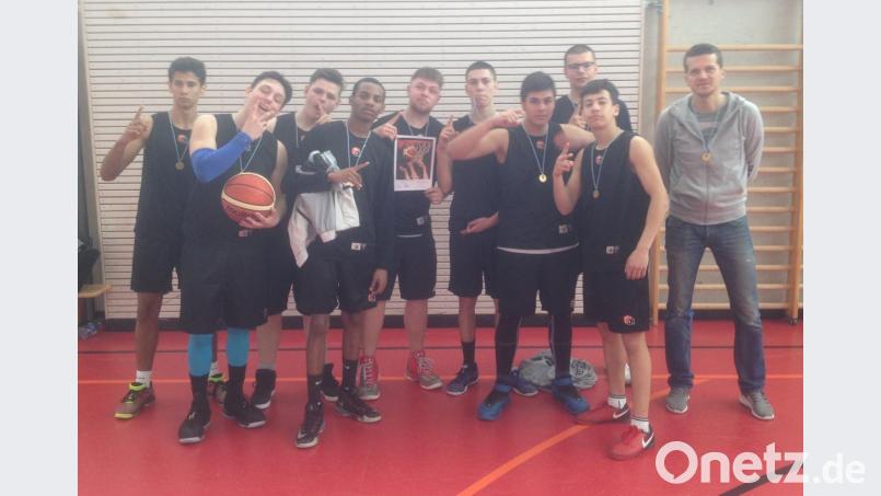 Die Basketballer der Pestalozzi-Mittelschule sind wieder Oberpfalzmeister und sind nun beim Nordbayerischen Qualifikationsturnier dabei. Bild: exb