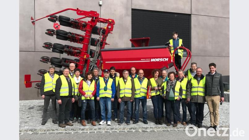 Die Führung leitete Roman Scheller (rechts), der bei der Firma Horsch für den Bereich Produktion/Marketing zuständig ist. Zweiter von links Werner Englhard, der die Informationsfahrt organisierte. Bild: no