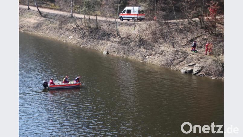 Nachdem der Ölfilm erstmals entdeckt worden war, fand eine mehrstündige Suchaktion der Wasserwacht am Eixendorfer Stausee statt. Bild: td