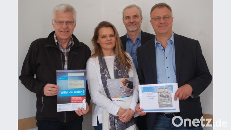 Einen Einblick in die Arbeit der KJF-Familienberatungsstellen gaben (von links) Hermann Scheuerer-Englisch (Regensburg), Britta Ortwein-Feiler (Cham), Robert Gruber, KJF-Abteilungsleiter für Jugendhilfe, und Hans Kirmer (Straubing). Bild: gib