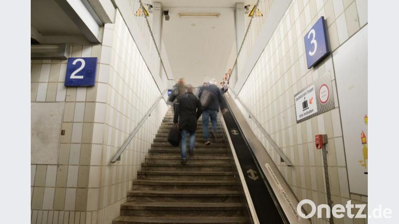 Einst als wichtiges Hilfsmittel für die Reisenden angepriesen, sind die Gepäckbänder inzwischen wieder aus dem Amberger Bahnhof verschwunden. Es fehlen die Ersatzteile, so die Begründung der Bahn. Archivbild: Petra Hartl