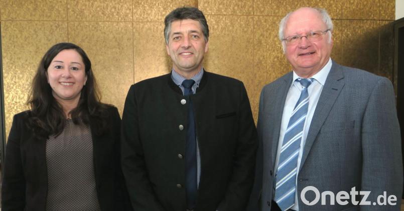 Kulturmanagerin Birgit Plößner (von links) und Bürgermeister Edgar Knobloch freuen sich mit Volker Liedtke, Präsident des Oberpfälzer Kulturbundes, dass Grafenwöhr den Zuschlag für den Nordgautag 2022 bekommt. Bild: exb