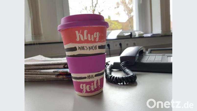 „Klug war‘s nicht, aber geil!“ steht auf dem Teebecher unserer Redakteurin. Bild: Miriam Wittich