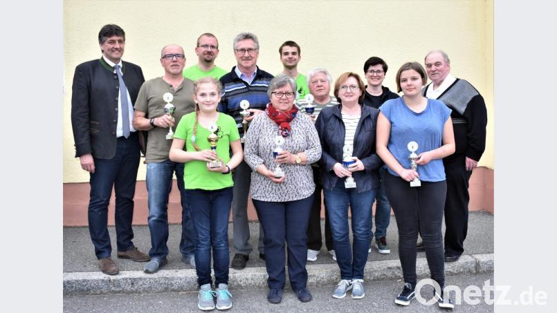 Die Stadtmeister in der Einzelwertung freuen sich über ihre guten Ergebnisse und über die Pokale. Bürgermeister Edgar Knobloch (links) und Stadtverbandsvorsitzender Gerhard Mark (rechts) gratulieren dazu. Bild: rgr