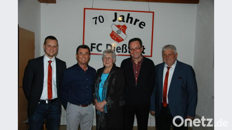 Die goldene Ehrennadel mit Lorbeerkranz erhalten für 50-jährige Vereinszugehörigkeit Alfred Meiler, Franziska Rodler und Gerhard Haas. Bild: fs