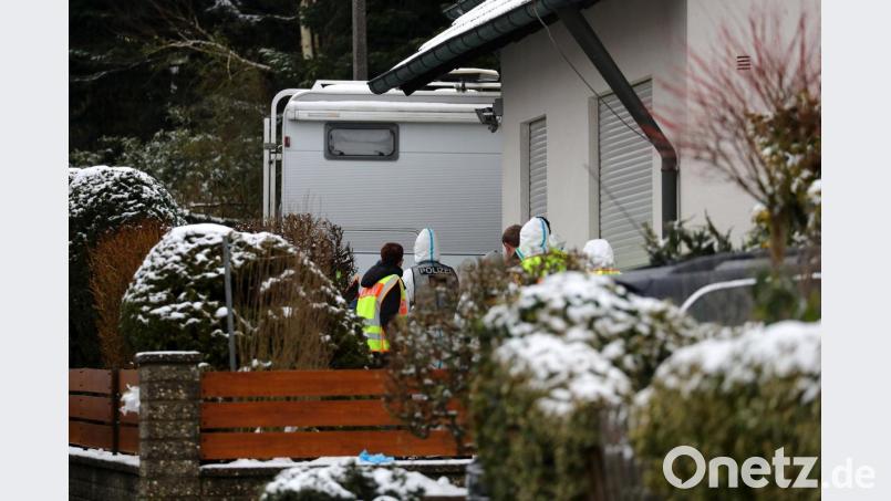 Polizisten und Mitarbeiter der Spurensicherung auf dem Anwesen des ermordeten Ehepaars in Schnaittach. Bild: Daniel Karmann