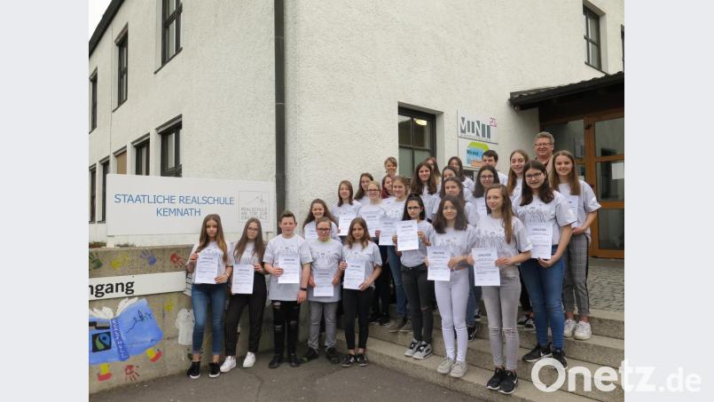 Bei der Aushändigung der Streitschlichter-Urkunden dankte Realschuldirektor German Helgert (hinten rechts) der Ausbildungslehrerin Miriam Schraml und den 24 neuen Streitschlichtern. Bild: jzk