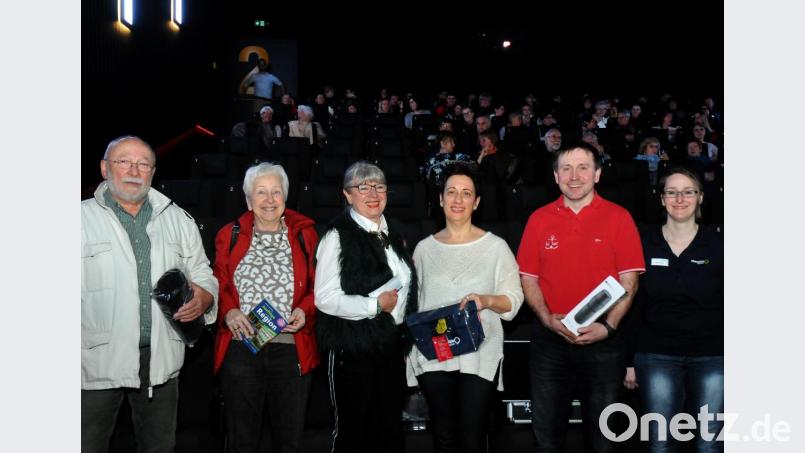 Vor dem Film Monsieur Claude 2 gab es beim AZ-Film-Frühstück Preise von Oberpfalz-Medien zu gewinnen. Von links: Johann Kiener, Hella Bollwein, Hermine Krämer, Marie Argentieri, Alex Axt und Marina Siegritz. Bild: Huber Bild: Stephan Huber
