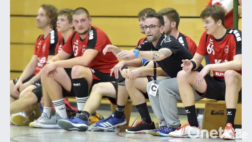 Beim letzten Spiel saß er bereits auf der Bank, diesmal vertritt Sven Wirth (dunkles Shirt) interimsmäßig den verhinderten Sulzbacher Trainer
Christian Rohrbach. Bild: Hubert Ziegler