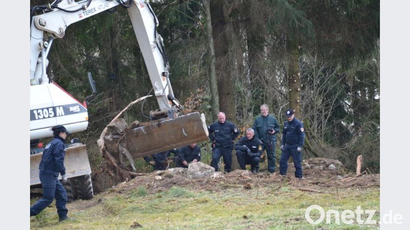 Kriminalbeamte am Grabungsort bei Waldkirch. Bild: ca