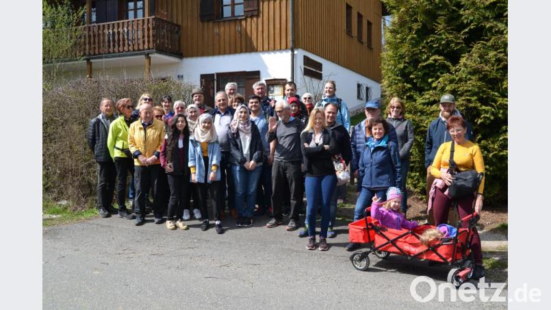 Beim Wanderheim der Naturfreunde in Trauschendorf begann die &quot;Gesundheitswanderung&quot;. Nach wenigen Minuten schlossen sich noch ein gutes Dutzend Teilnehmer an. Bild: hcz