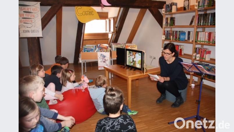 Aufmerksam verfolgten die kleinen und großen Besucher die Geschichte vom kommenden Frühling. Stephanie Most, die an diesem Nachmittag die Vorleserin war, hatte dazu auch ein Kamishibai-Erzähltheater aufgebaut. Bild: exb/Eger