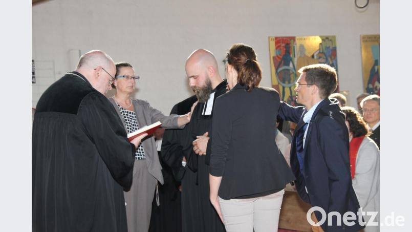 Regionalbischof Hans-Martin Weiss (links) erteilt Pfarrer David Scherf (Mitte) im Beisein seiner Assistenten Pfarrer Samuel Fischer, Rebecca Scherf (von rechts) und Brigitte Rosenberger (Zweite von links) die Ordination. Scherf tritt in der Erlöser-Gemeinde die Nachfolge von Johannes Blohm an. Bild: ads