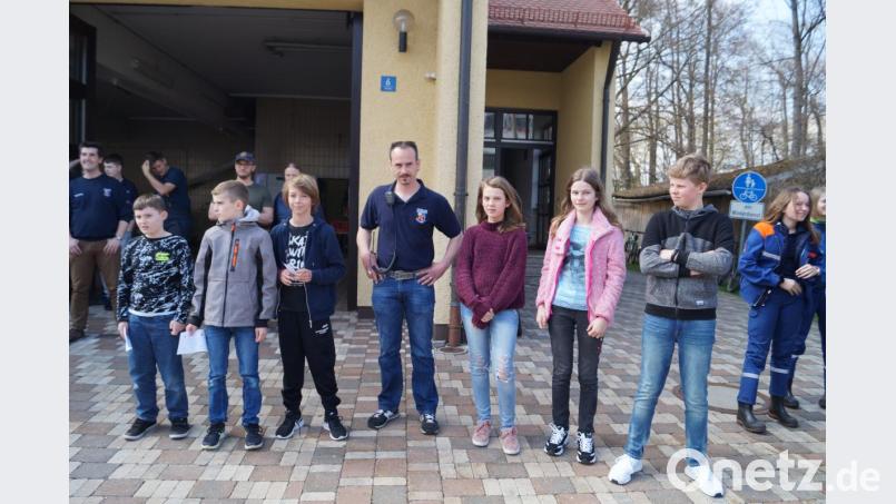 Das Interesse der Jugendlichen ist zwar etwas gesunken, dennoch freut sich Jugendwart Christian Robl (Mitte), dass er zum Jugendwerbetag 6 Buben und Mädchen am Gerätehaus begrüßen kann. Bild: du