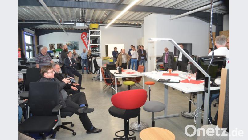 Bauausführende Firmen, Geschäftspartner und Freude waren zur Eröffnungsfeier geladen Bild: fz