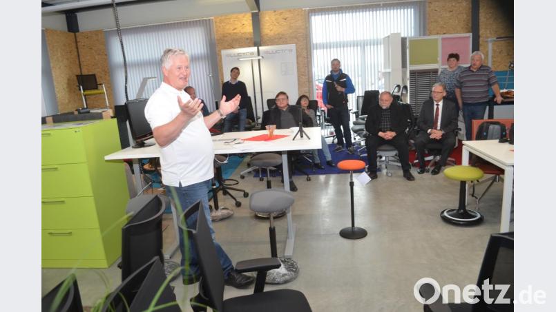 Gottfried Meier spricht bei der Eröffnungsfeier über das Büro von heute. Bild: fz