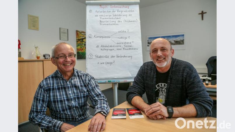 Der Leiter der Caritas-Fachambulanz Peter Häusler (links) und Sozialtherapeut Helmut Würzl stellen die MPU-Kurse der Caritas vor. Bild: Hösamer
