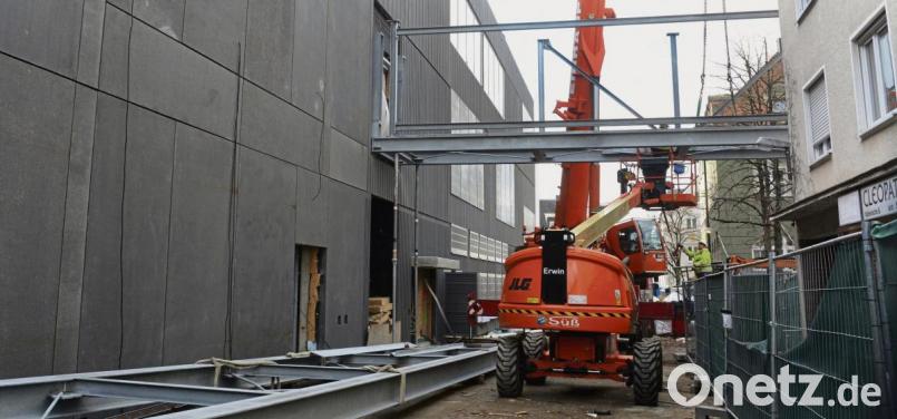 32 Meter ist der Übergang vom Parkdeck zum NOC in Weiden lang. Bild: Gabi Schönberger