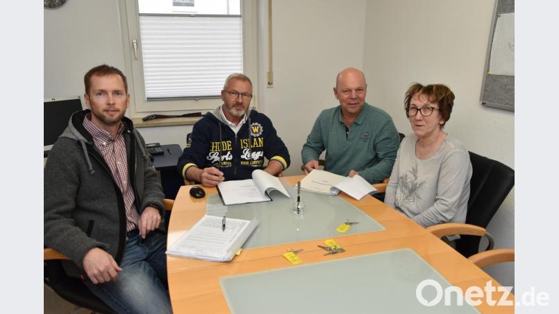Einmal die Woche tagen Vorstand und Aufsichtsrat des Bauvereins im Büro in der Unteren Gartenstraße 7. Von links Dritter Vorsitzender Jörg Janker, Zweiter Vorsitzender Lorenz Uschold, Vorsitzender Manfred Pickel sowie Aufsichtsratsvorsitzende Manuela Meißner. Bild: Andreas Royer