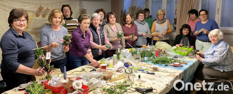 Viele fleißige Hände der KAB-Frauen (Bild) pflegen den Brauch des Palmbuschenbindens. Auch die Landfrauen sowie die Kommunionkinder der Herz-Jesu-Pfarrei kommen wieder zusammen, um gemeinsam die Karwoche vorzubereiten. Bild: mez