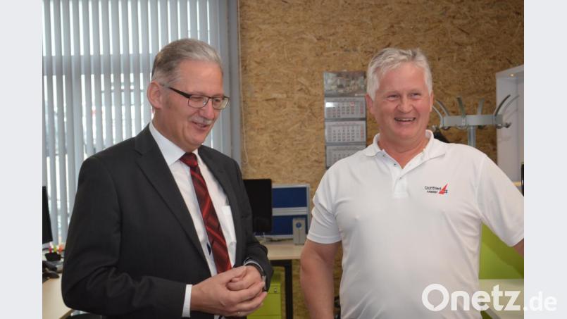 Gottfried Meier freut sich über seine neues Geschäfts- und Ausstellungsgebäude und Bürgermeister Josef Hammer (von rechts) über einen neuen Betrieb. Bild: fz
