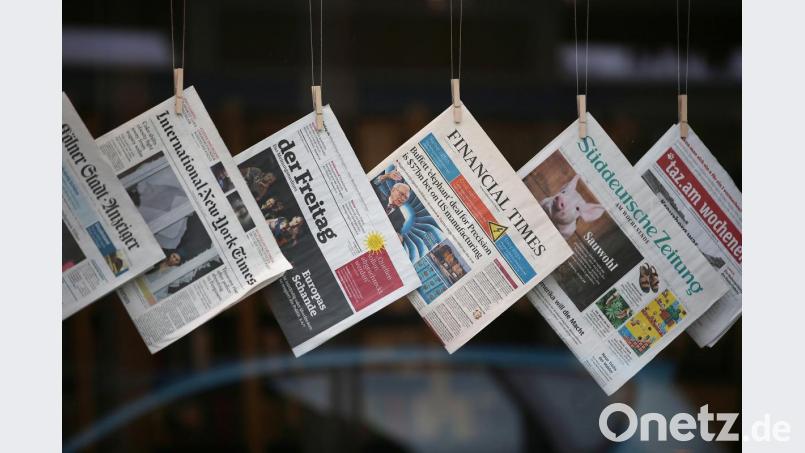 Blätter verschiedener Verlage hängen in einem Schaufenster. Unabhängig vom Verbreitungsweg sind regionale Tageszeitungen nach wie vor die häufigsten Beschwerdegegner. Archivbild:  Oliver Berg/dpa