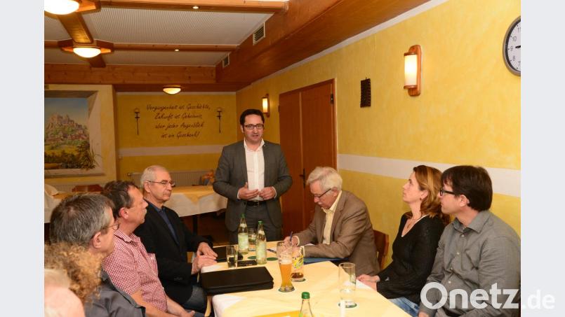 Landtagsabgeordneter Tobias Gotthardt (Freie Wähler) gab in der Jahreshauptversammlung der Freien Wählergemeinschaft der Stromtrasse entlang der Autobahnen keine Chance. Die bayerische Koalition nannte der Landtagsabgeordnete "gut funktionierend". Bild: bey