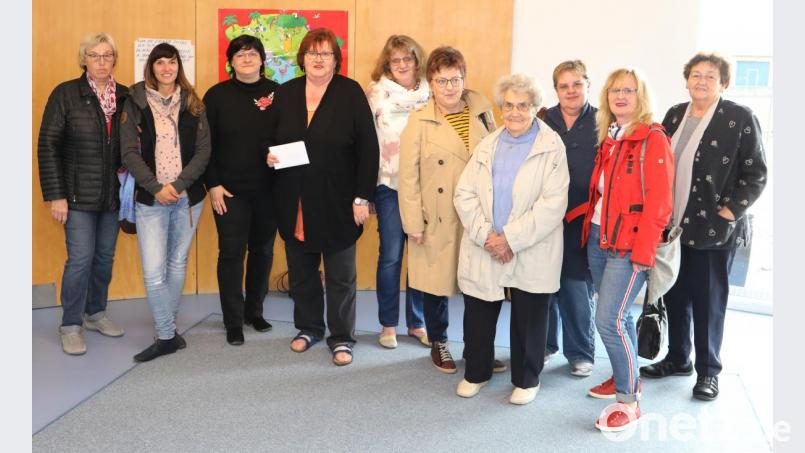Über 500 Euro kann sich der Kindergarten Premenreuth aus dem Erlös des AsF-Benefizkaffeekränzchens freuen. AsF-Kreisvorsitzende Christine Trenner (vierte von links) überreichte die Spende an Kindergartenleiterin Karin Krenkel (dritte von links). Mit auf dem Bild SPD-Bezirksrätin Brigitte Scharf (fünfte von rechts), SPD-Ortsvorsitzende Karin Neugirg aus Reuth bei Erbendorf sowie die Mitglieder des AsF-Kreisvorstandes. Bild: njn