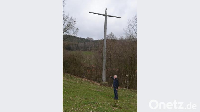 Der Lückenriether Heribert Lindner möchte einen Mobilfunkanbieter dafür gewinnen, auf dem stillgelegten Strommasten einen Verstärker fürs Handynetz zu platzieren. Im Hintergrund die Burg Leuchtenberg. Bild: fz