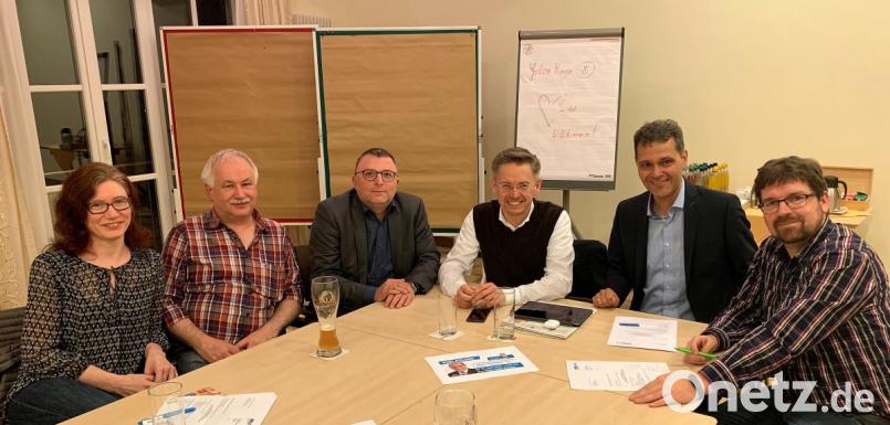 Die MU-Beisitzer Monika Greger (von links), Alfons Meierhöfer und Torsten Erhardt diskutierten zwei Stunden lang mit MdL Tobias Reiß und MU-Chef Leonhard Zintl sowie Kreisrat Marco Vollath über politischen Themen. Bild: mez