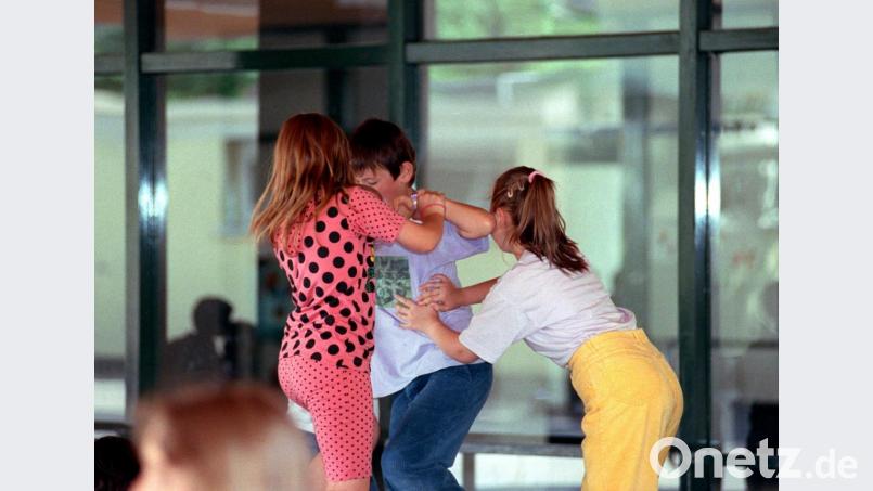 Schubsen und ausgrenzen: Schon in der Grundschule werden Kinder von Mitschülern oft drangsaliert. Symbolbild: dpa