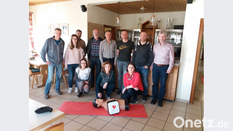 Einige Pressather DJK-Mitglieder lernen, wie man einen Defibrillator im Ernstfall richtig anwendet. Bild: exb
