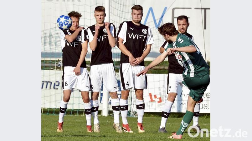 Vorsicht bei Freistößen und Ecken! Gebenbachs Trainer Faruk Maloku warnt seine Mannschaft vor dem Spiel bei der DJK Don Bosco Bamberg vor allem vor den Standards der Oberfranken. Bild: Hubert Ziegler