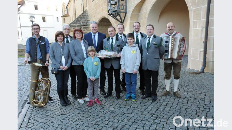 Die Schützen-Abordnung bei ihrem Besuch im Landratsamt (von links): Johannes Appel, Christina Flierl, Johann Zimmermann, Pauline Regler, Johanna Flierl, Landrat Richard Reisinger, Schützenmeister Hans Roth, Georg Appel, Max Flierl, Bernd Appel, Erwin Appel und Gerald Hafner. Bild: Michael Schröter