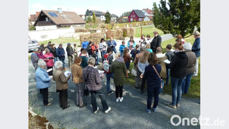Ihre Wanderung führt die Gläubigen auch zum Friedhof. Bild: wrt