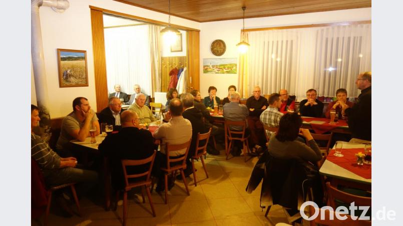 Bei der Pfarrversammlung der Pfarrei Beidl im Gasthaus Höcht standen viele Berichte und auch Ehrungen an. Pfarrer Thomas Thiermann (rechts) dankte allen Unterstützern, die einen Dienst rund um die Kriche übernehmen. Bild: exb