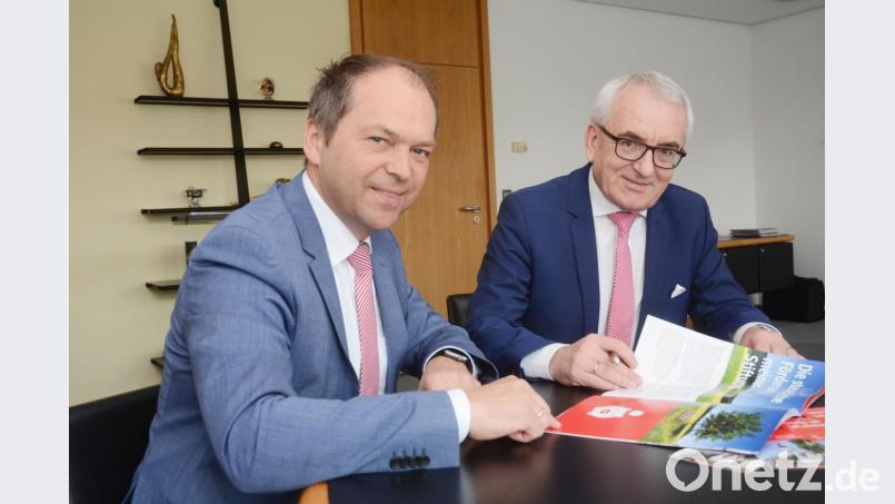 Die Sparkassen-Direktoren Hans-Jörg Schön und Ludwig Zitzmann erklären, wie die Stiftergemeinschaft der Sparkasse Oberpfalz-Nord funktionieren soll. Bild: Gabi Schönberger
