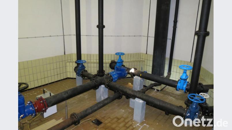 Es wurde zwischendurch zwar immer wieder Teile erneuert, aber insgesamt sind viele Leitung stark verrostet und Schäden an Wänden und Decken vorhanden. Bild: kö