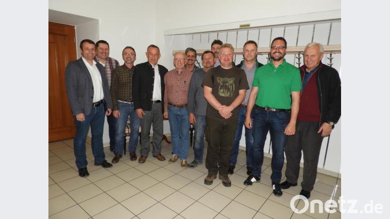 Bild von links: Uwe Bergmann (2. BM), Willi Wiedenbauer (Kassier), Rudi Reil (Jagdpächter), Hans Reng (scheidender Vorsitzender), Ignatz Mader (ehemaliger Schriftführer), Alois Götz (Beisitzer), Emmeran Lorenz ((Beisitzer), Hans Knorr (2. Vorsitzender), Thore Böttcher (Jagdpächter), Heinz Messmann (neuer Jagdpächter), Johannes Gebert (neuer Vorsitzender) , Konrad Willfurth ( Jagdpächter). Bild: seb