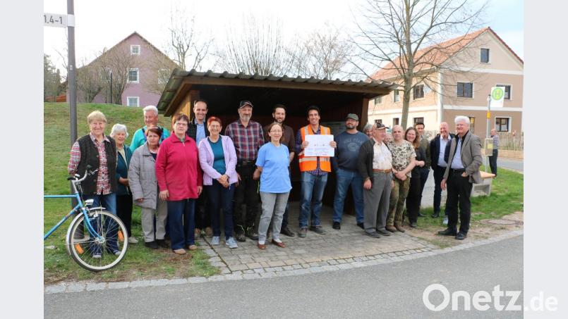 Die Bewohner von Eberhardsbühl lassen sich von Verantwortlichen der Baufirmen auf die Arbeiten einstimmen. Bürgermeister Hans-Jürgen Strehl und einige Gemeinderäte hören ebenfalls zu. Bild: gru
