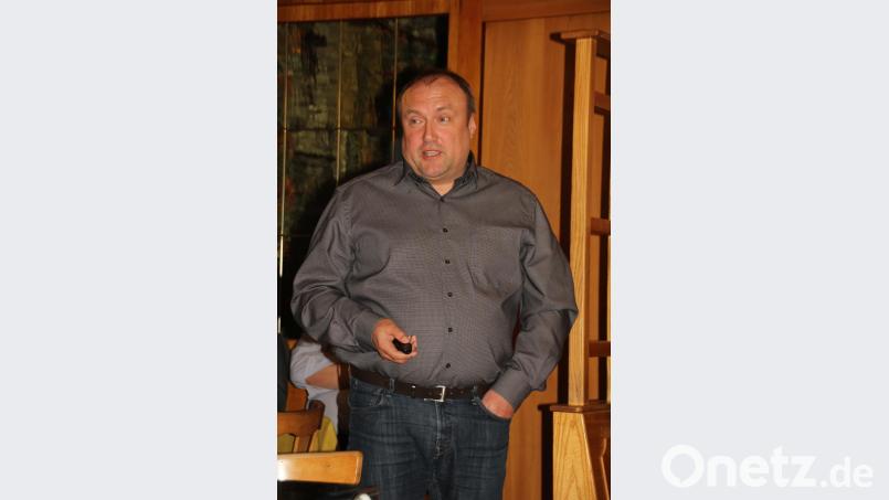 Mit einer 81-seitigen Präsentation machte der Leiter der VG Oberviechtach, Anton Brand, den anwesende Bürgern anschaulich, welche Variante der erforderliche Maßnahmen der Wasserversorgung für die Gemeindeteile Hammermühle, Pertolzhofen und Zankendorf für die Bürger die wirtschaftlichste und auf lange Sicht auch die Kostengünstigste sei. (Bilder) frd Bild: frd